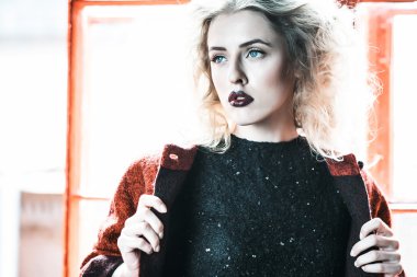 kırmızı bir ceket giymiş şık kadın