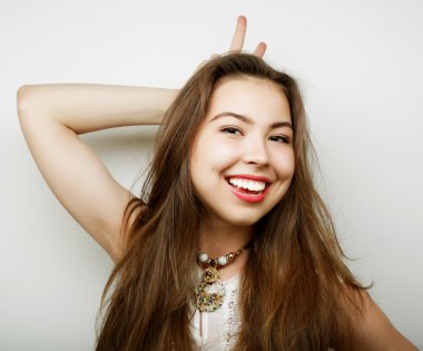 Güzel, genç, şaşkın kadın. Stüdyo çekimi.