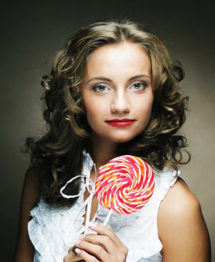 Lolipop elinde. Şeker ile güzel kız.