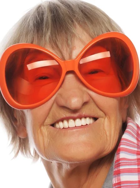 Senior glückliche Frau mit großer Sonnenbrille macht flippige Action — Stockfoto