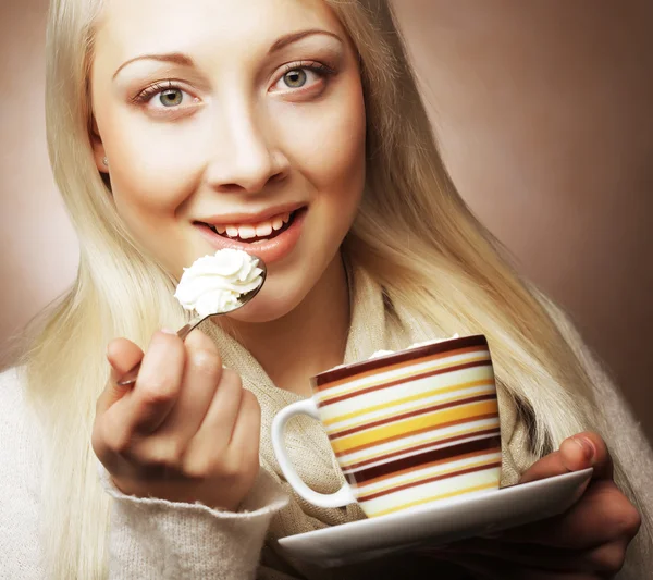 Jolie femme buvant du café — Photo