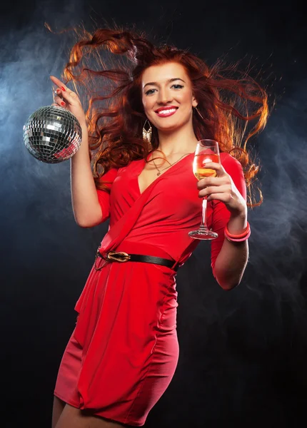 Mulher com um copo de vinho branco e bola de discoteca — Fotografia de Stock