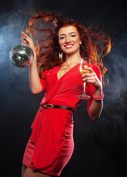 Donna con un bicchiere di vino bianco e disco ball — Foto Stock