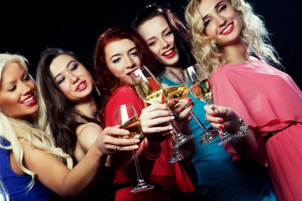 Feesten meisjes rammelende fluiten met mousserende wijn — Stockfoto