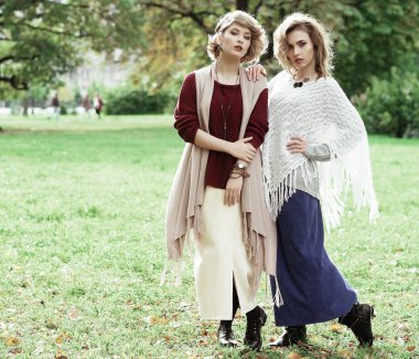 parkta iki güzel kadın.