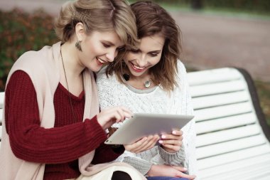 güzel kadınlar kızlar sonbahar tablet açık kullanma