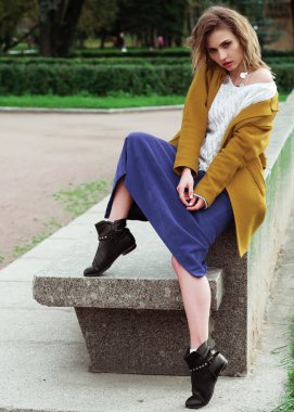 İki mutlu genç ve güzel kadınlar, moda çekim