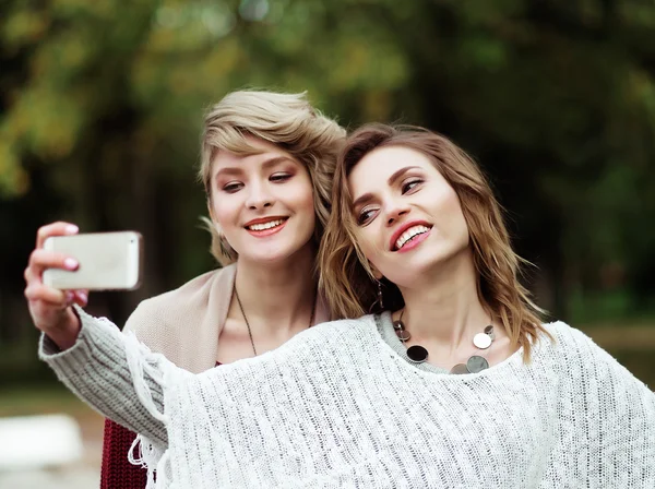 Junge Frauen machen Selfie — Stockfoto
