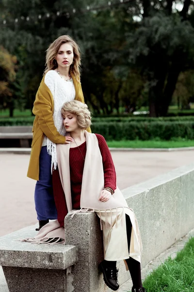 Gelukkig twee mooie jonge vrouwen, mode schieten — Stockfoto