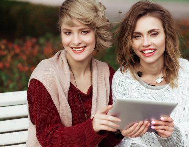 güzel kadınlar kızlar sonbahar tablet açık kullanma