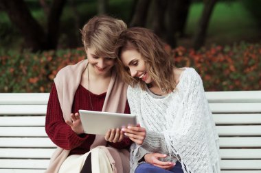 güzel kadınlar kızlar sonbahar tablet açık kullanma