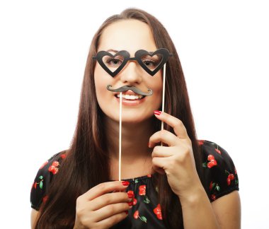 Neşeli genç bayan partiye hazır.