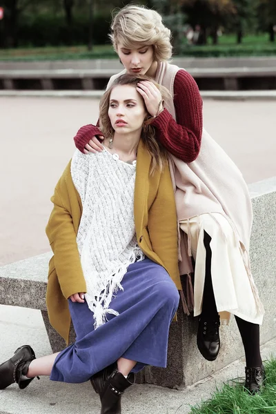 Gelukkig twee mooie jonge vrouwen, mode schieten — Stockfoto