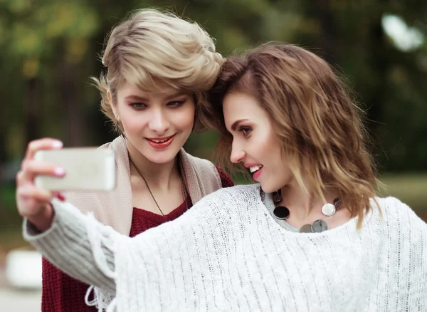 Mujeres jóvenes haciendo selfie — Foto de Stock