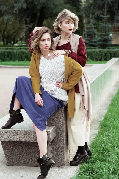 Gelukkig twee mooie jonge vrouwen, mode schieten — Stockfoto