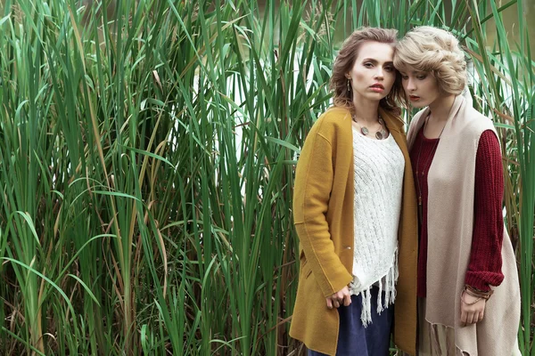 Mode vrouwen samen poseren buiten — Stockfoto