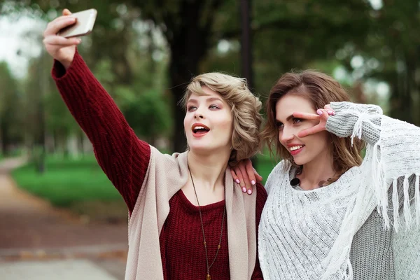 Jovens mulheres fazendo selfie — Fotografia de Stock