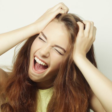 Güzel, genç, şaşkın kadın.