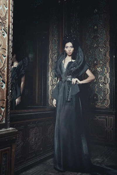 Young beautiful woman standing in the palace room — Stock Photo, Image