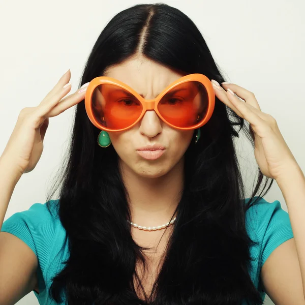 Mujer divertida con grandes gafas de sol naranjas —  Fotos de Stock