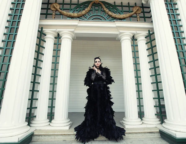 Modelo de moda en vestido negro — Foto de Stock