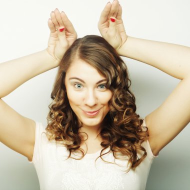 Komik kadın el işareti yapıyor