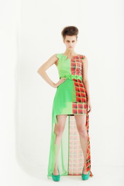 yeşil elbise poz giyen genç modeli