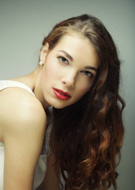 Sakin ve samimi sarışın kadın