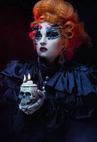 Obrázek ženy krásné fantasy s lebkou. Halloween téma. — Stock fotografie