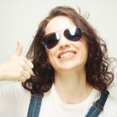 Kadın baş parmak işareti gösteriyor.