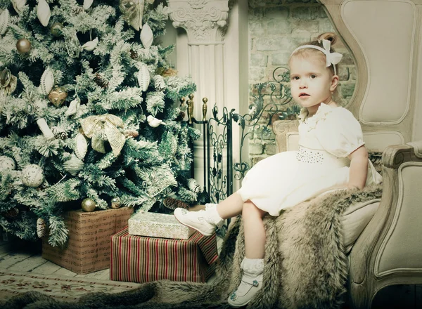 Girl near cristmass tree, holiday picture — Stock Photo, Image