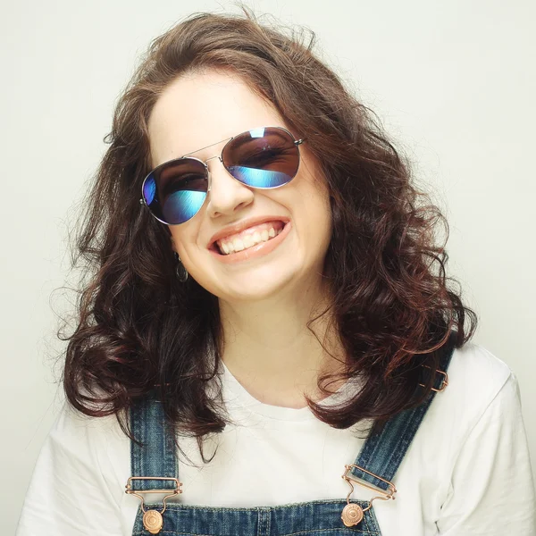 Mujer rizada con gafas de sol — Foto de Stock