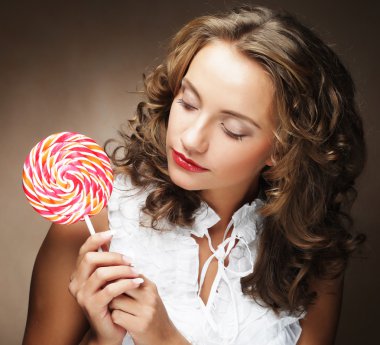 Lolipop elinde. Şeker ile güzel kız.