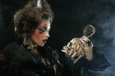 Kafatası ile bir güzel fantazi kadın resmi. Halloween Tema.