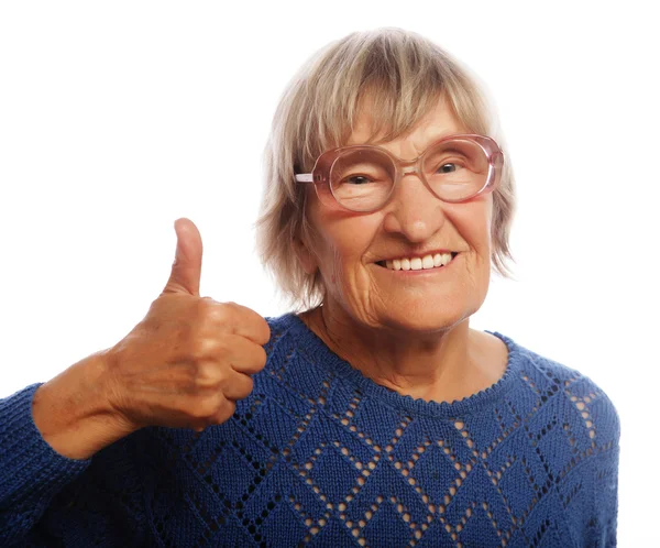 Oude vrouw weergegeven: ok teken op een witte achtergrond — Stockfoto