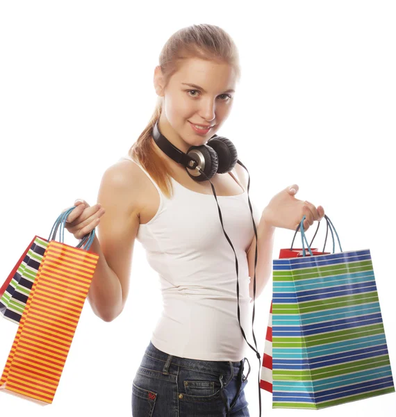 Jovem mulher sorridente feliz com sacos de compras — Fotografia de Stock