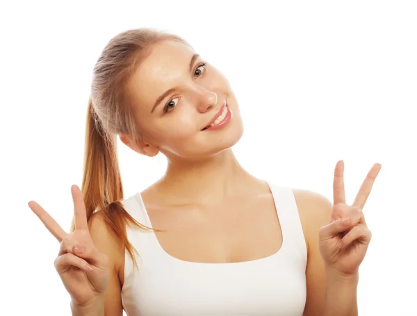 Porträt einer glücklichen jungen Frau, die ein Friedenszeichen gibt — Stockfoto