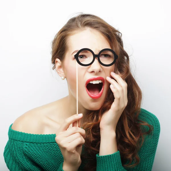 Partij beeld. Speelse jonge vrouwen die houden van een partij-bril. — Stockfoto