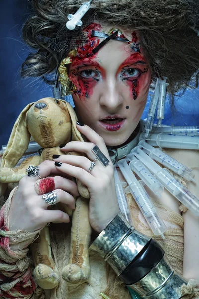 Mujer joven con maquillaje creativo sosteniendo pequeño conejo. — Foto de Stock