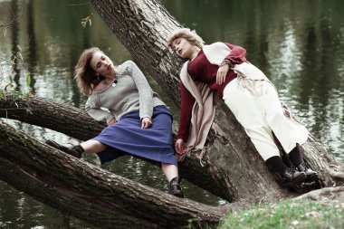 sonbahar Park iki neşeli kız