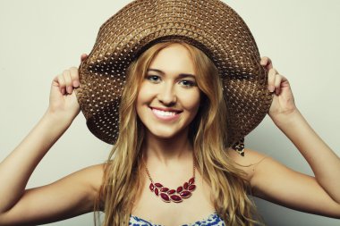 Saman yaz şapkalı kadın