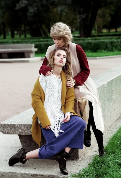 İki mutlu genç ve güzel kadınlar, moda çekim — Stok fotoğraf