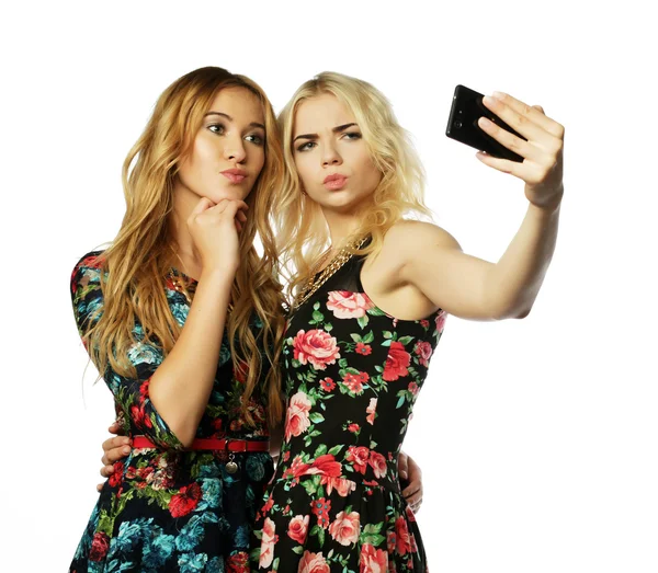 Duas jovens mulheres tomando selfie com telefone celular — Fotografia de Stock