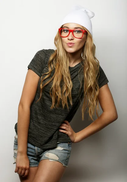 Młody hipster blondynka kobieta w okulary — Zdjęcie stockowe