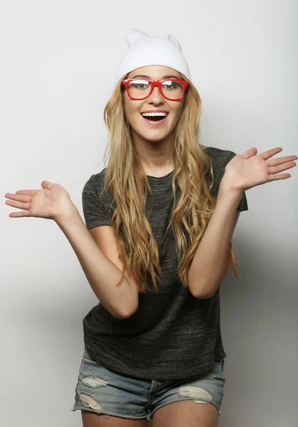 Fiatal hipster szőke nő szemüveges — Stock Fotó