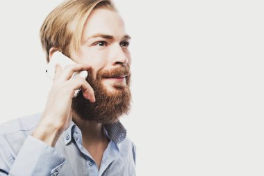 cep telefonunuzda konuşan genç adam