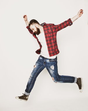 Genç sakallı adam atlama