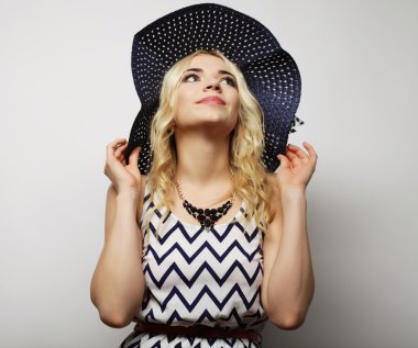 Saman yaz şapkalı kadın