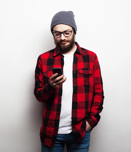 Молодой бородатый мужчина с мобильным телефоном — стоковое фото