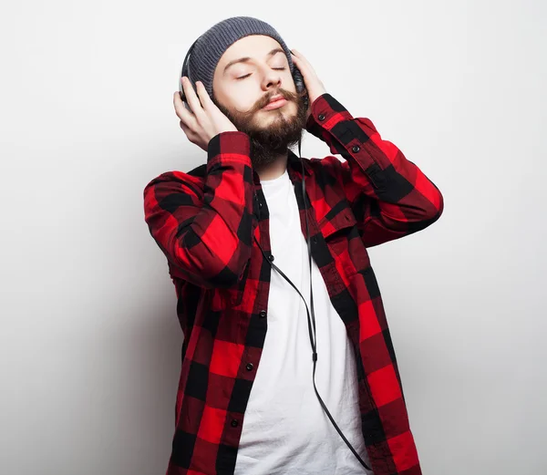 Jeune homme barbu écouter de la musique — Photo